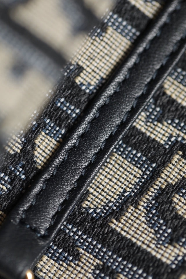 30 MONTAIGNE 19CM BLAU SCHRÄGSTICKEREI