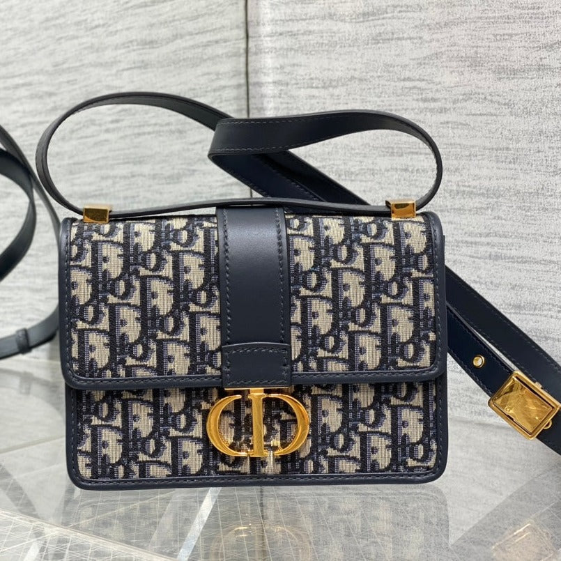 30 MONTAIGNE 21CM BLAU SCHIEFE STICKEREI