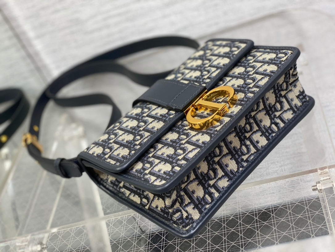 30 MONTAIGNE 21CM BLAU SCHIEFE STICKEREI