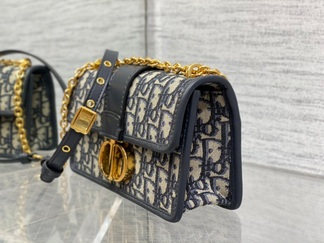 30 MONTAIGNE 21,5 CM BLAU SCHRÄGSTICKEREI