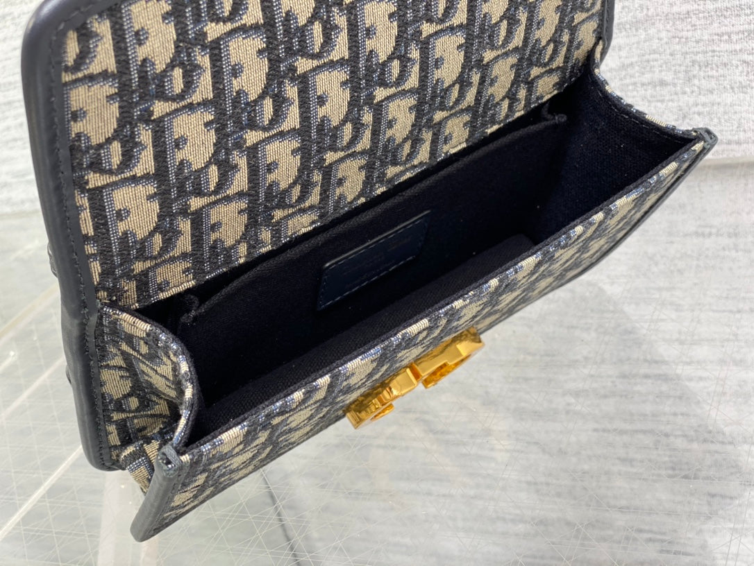 30 MONTAIGNE 21,5 CM BLAU SCHRÄGSTICKEREI