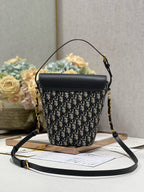 30 MONTAIGNE 13 24x24x9,5CM BLAU SCHRÄGSTICKEREI