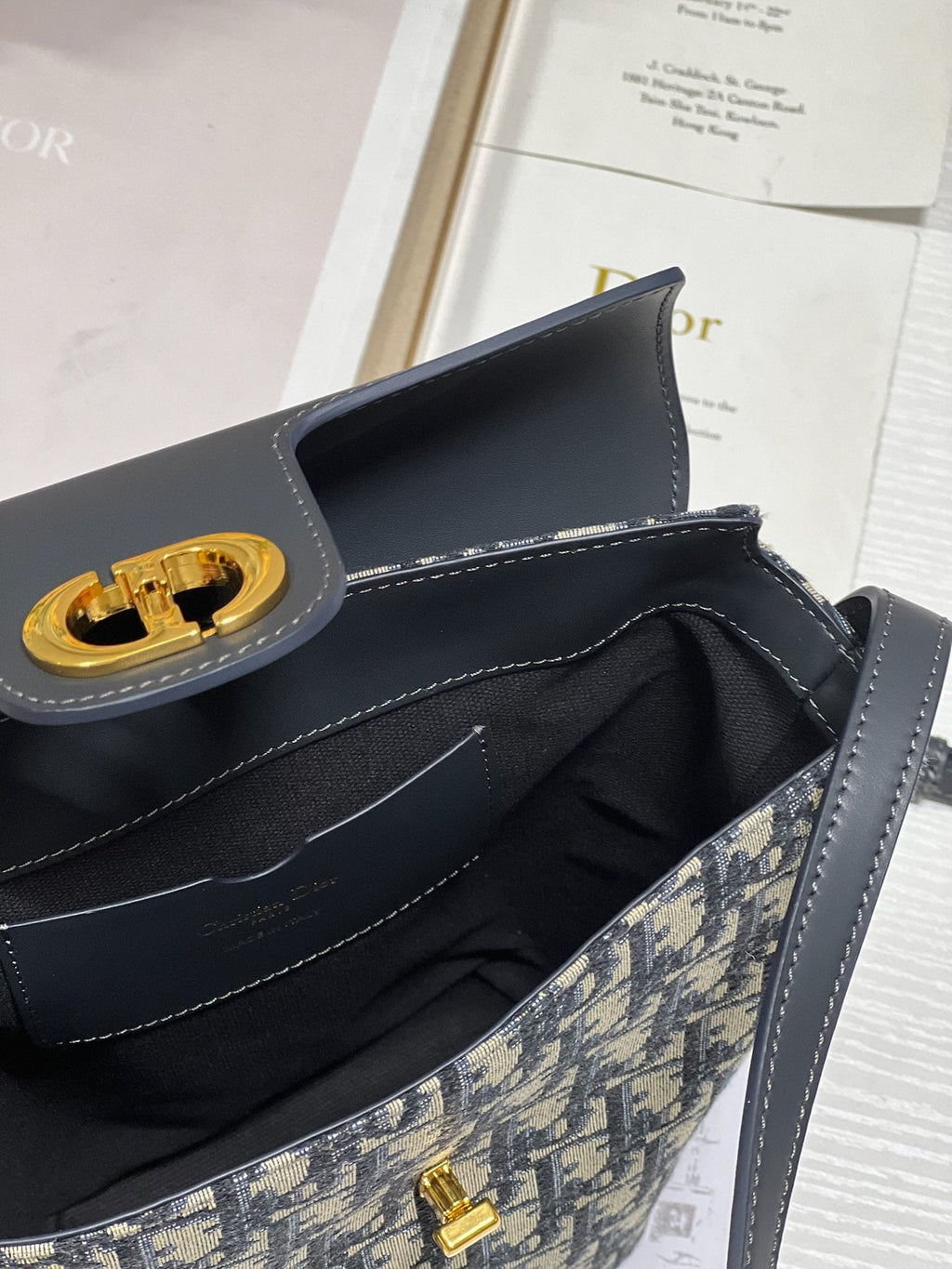 30 MONTAIGNE 13 24x24x9,5CM BLAU SCHRÄGSTICKEREI