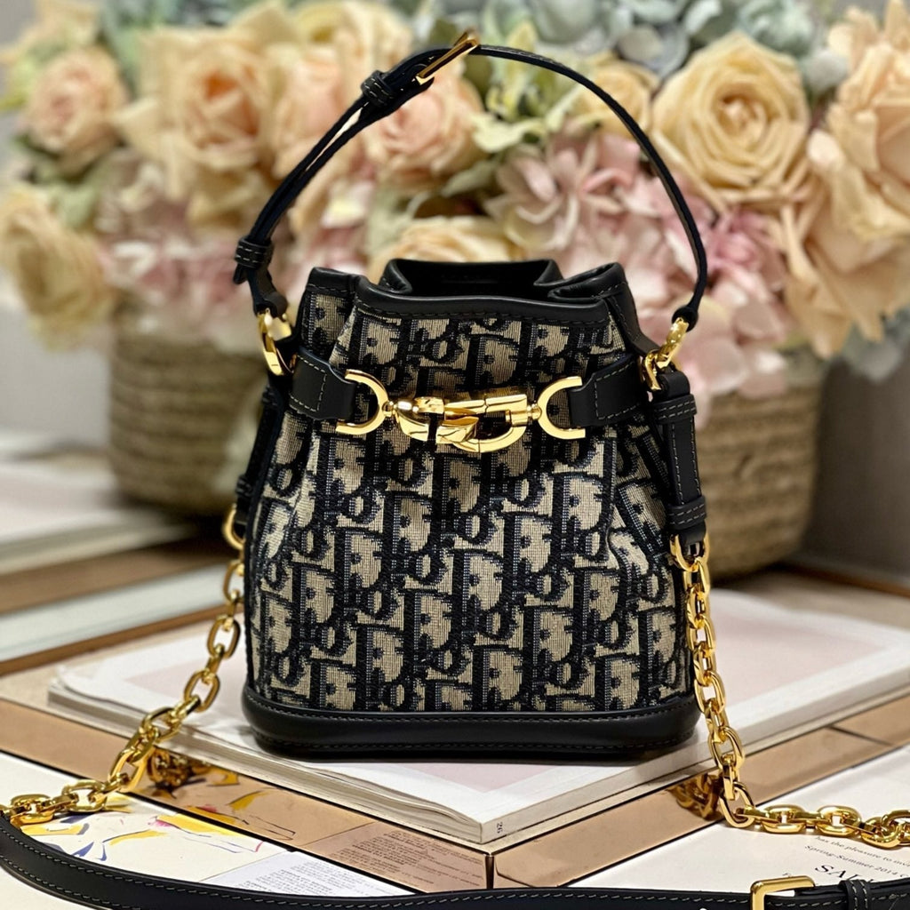 CEST CD 17CM BLAU SCHRÄGSTICKEREI