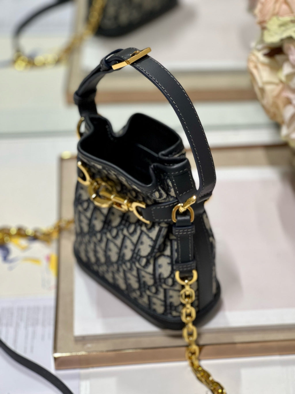 CEST CD 17CM BLAU SCHRÄGSTICKEREI