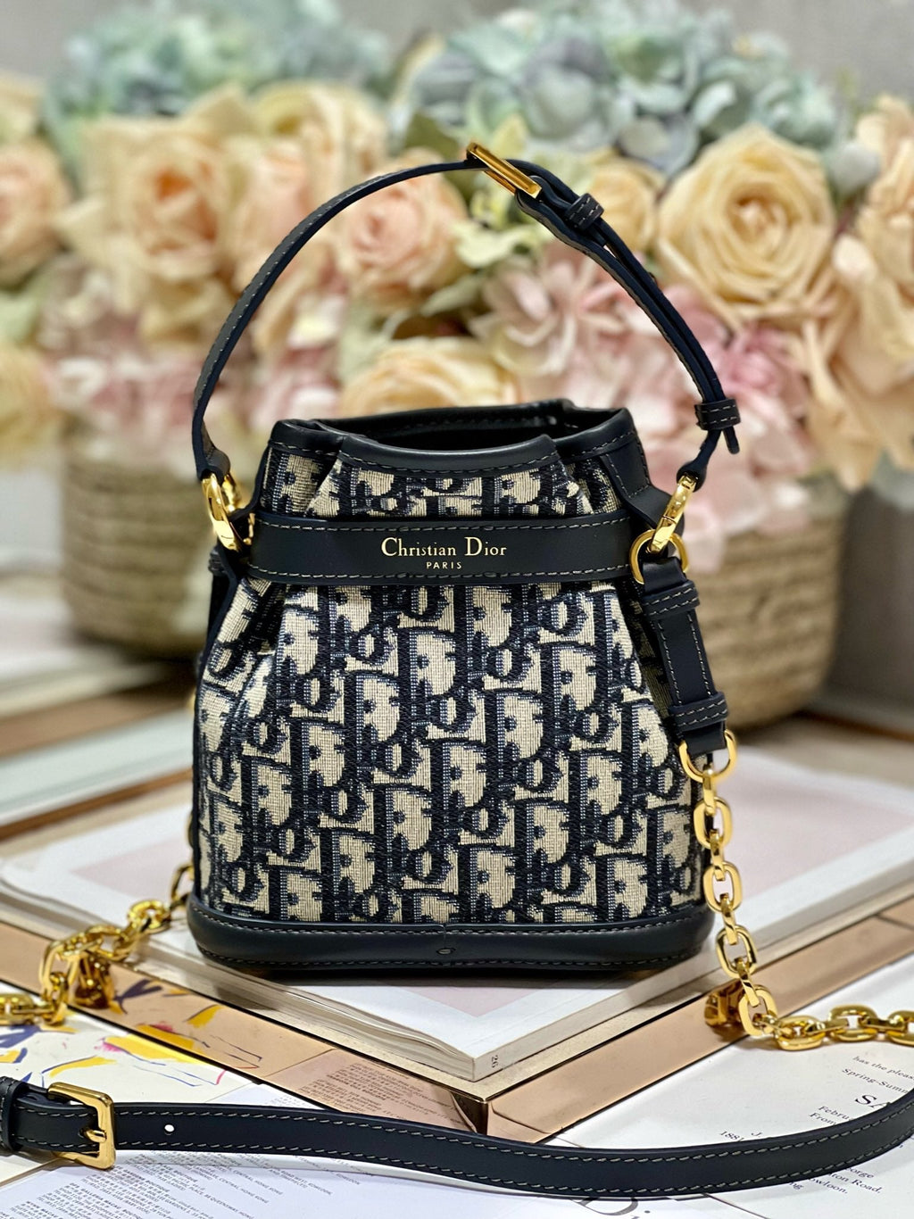 CEST CD 17CM BLAU SCHRÄGSTICKEREI