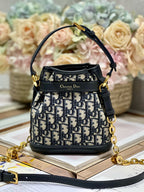 CEST CD 17CM BLAU SCHRÄGSTICKEREI