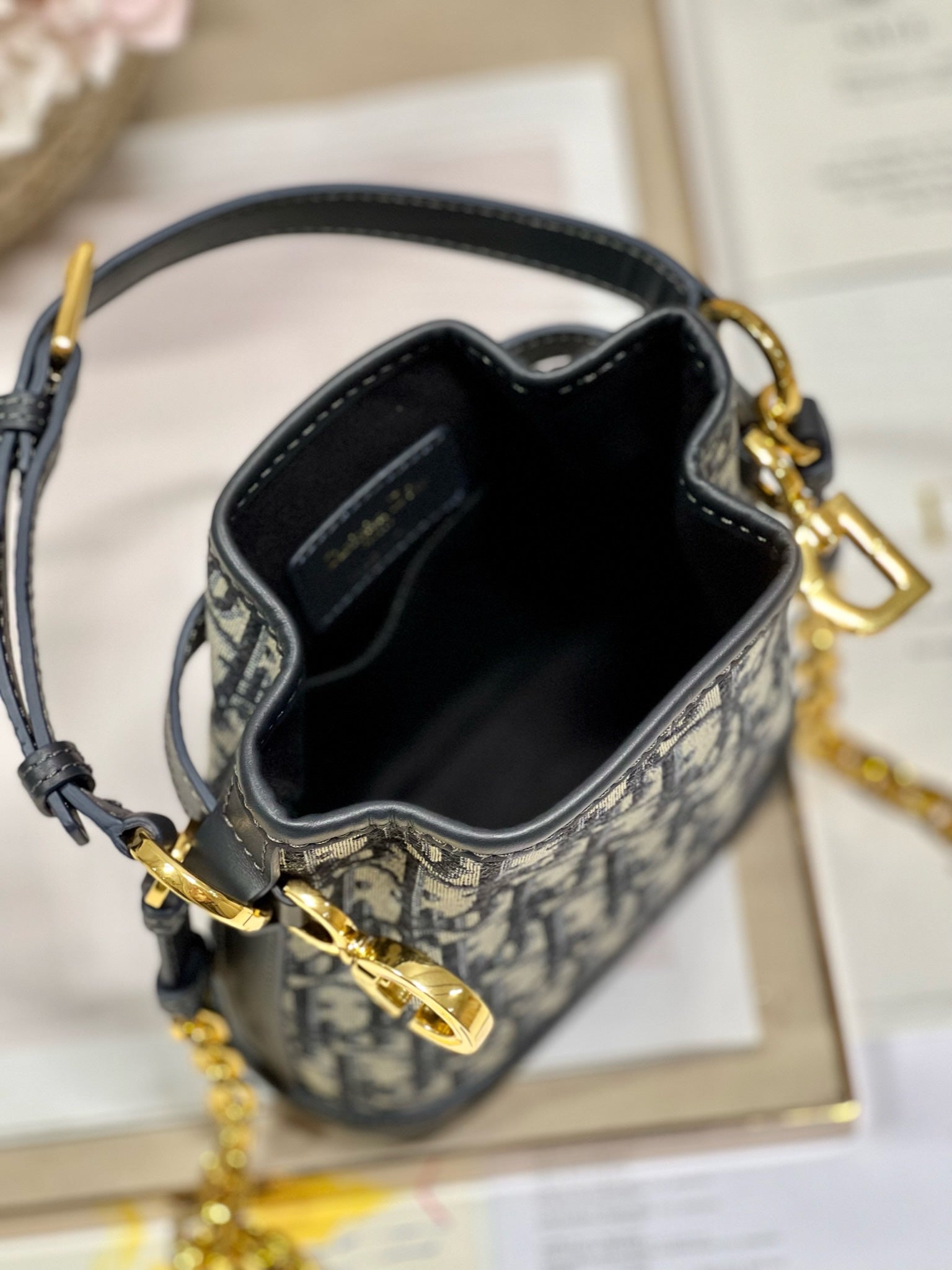 CEST CD 17CM BLAU SCHRÄGSTICKEREI