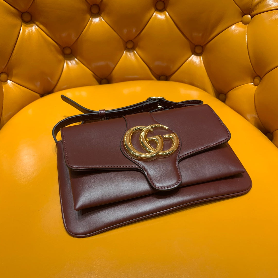 GG Arli Tasche 25 cm, burgunderrotes Kalbsleder, goldfarbene Beschläge