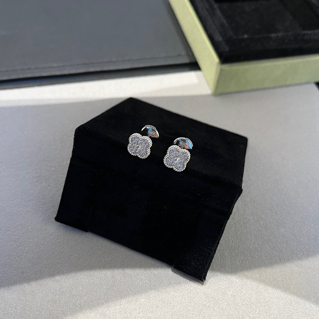¡®Jewelicorn¡¯CLOVER MINI DIAMOND STUD EARRINGS